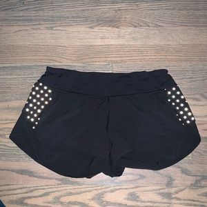 2.5 LULULEMON SHORTS SIZE 6